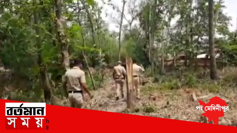 গোপন সূত্রে খবর পেয়ে বনদপ্তর এর কর্মীরা ও পুলিশ গিয়ে বন্ধ করে গাছ কাটা, গ্রেফতার করে দুজনকে