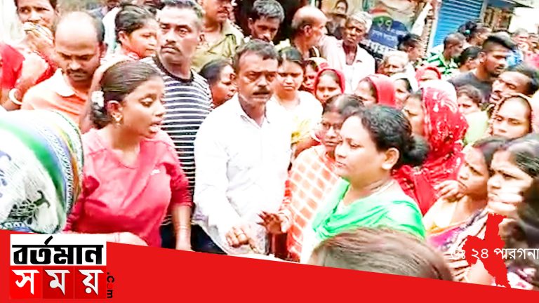 পানিহাটিতে পানীয় জল, বেহাল রাস্তাসহ  একাধিক দাবি নিয়ে পথ অবরোধ করে বিক্ষোভ দেখায় স্থানীয়রা