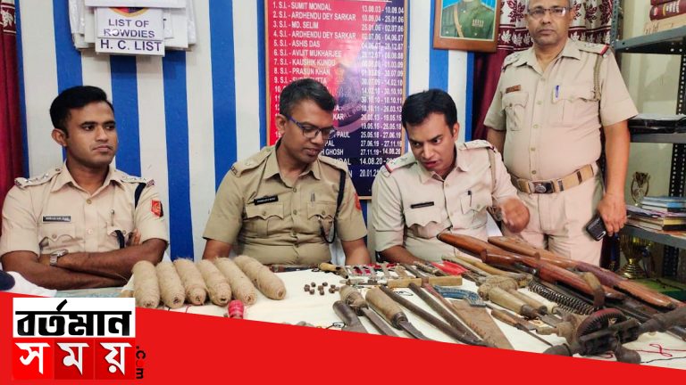 ঘুটিয়ারি শরিফের বোমা বাঁধতে গিয়ে আহত ১। উদ্ধার আগ্নেয়াস্ত্র এবং বোমা ও বন্দুক তৈরি সরঞ্জাম। গ্রেফতার ১ মহিলা সহ ৩।