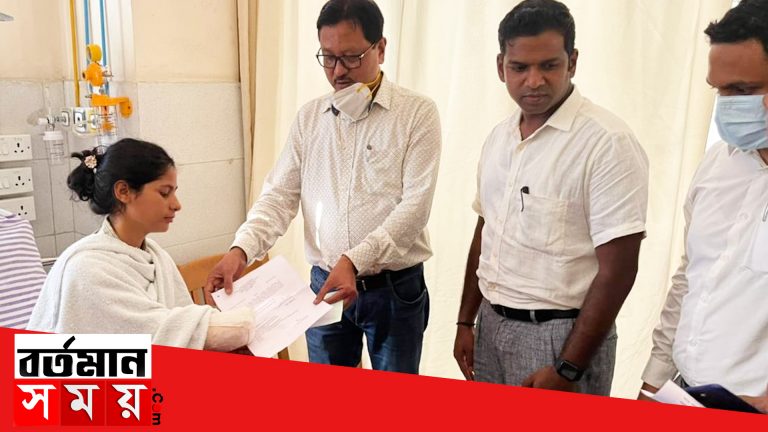 চাকরির নিয়োগপত্র হাতে পেলেন রেনু খাতুন