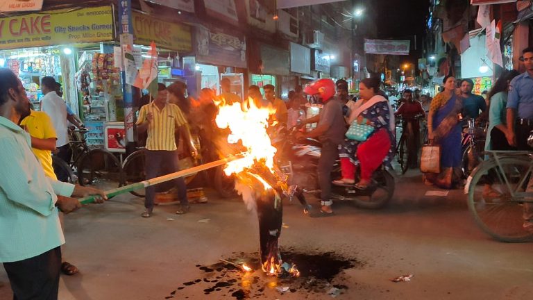 নরেন্দ্র মোদীর কুশতুল দাহ করে বিজেপি সরকারের জনবিরোধী নীতি ও রান্নার গ্যাসের অস্বাভাবিক মূল্য বৃদ্ধির প্রতিবাদ