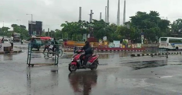 পূর্ব মেদিনীপুরে ভোররাত থেকেই বৃষ্টি,থমকে জনজীবন।