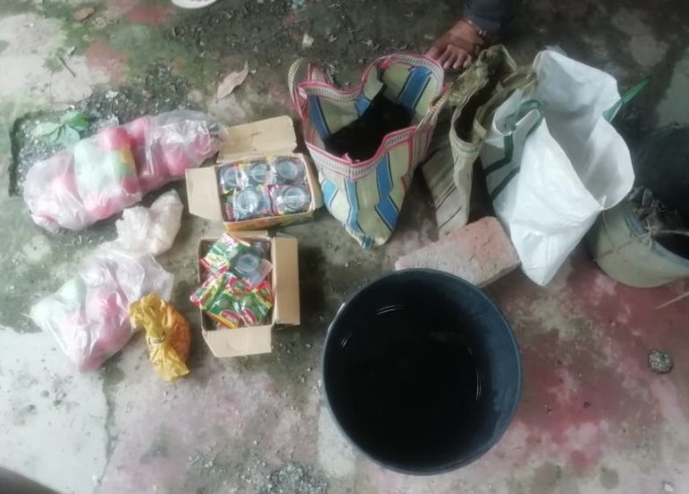 লিচু বাগানের একটি পরিত্যক্ত বাড়ি থেকে বোমা ও বোমা তৈরির মশলা উদ্ধার।