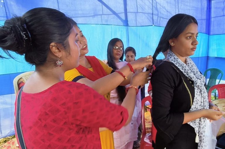 ক্যান্সার রোগীদের জন্য চুল দান ও মুমূর্ষ রোগীদের জন্য রক্তদান শিবির করে এক বিশেষ নজির গড়লো মেদিনীপুর কুইজ কেন্দ্র সোশ্যাল ওয়েলফেয়ার সোসাইটি।