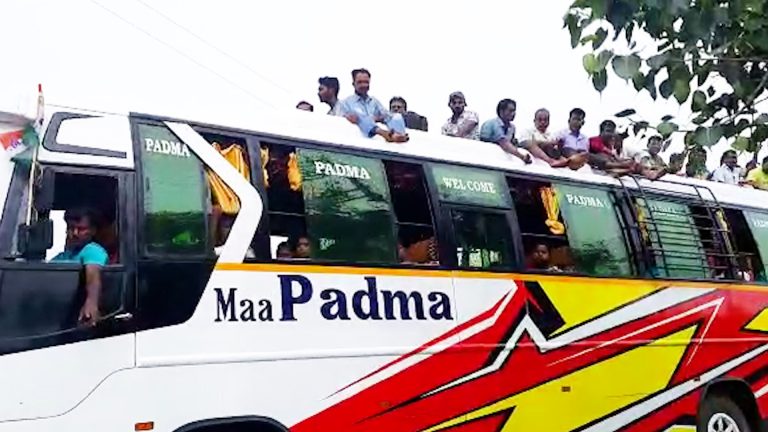 পশ্চিম মেদিনীপুরের কয়েক হাজার কর্মী সমর্থক ধর্মতলার উদ্দেশ্যে রওনা দিলেন।