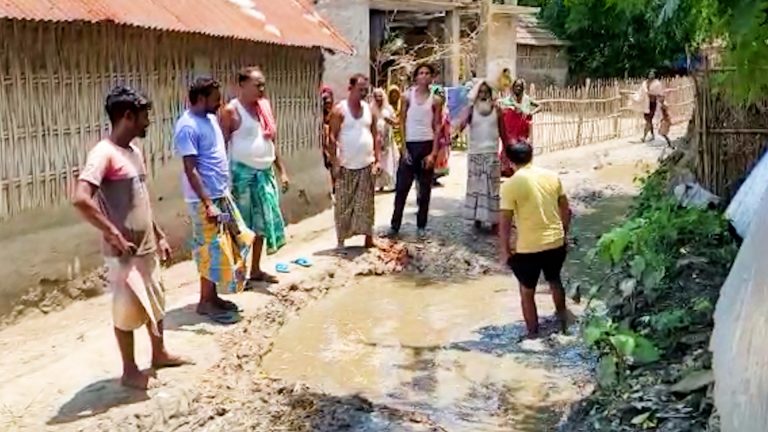 ২০১৭ সালের বন্যার পর থেকেই বেহাল রাস্তা,অ্যাম্বুলেন্স ঢোকেনা গ্রামে, রাস্তার দাবিতে গ্রামবাসীদের বিক্ষোভ,