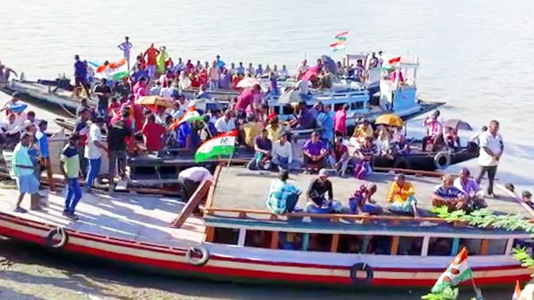 সুন্দরবনের রায়মঙ্গল নদীর জলচ্ছবি যেন তৃণমূলের পতাকা