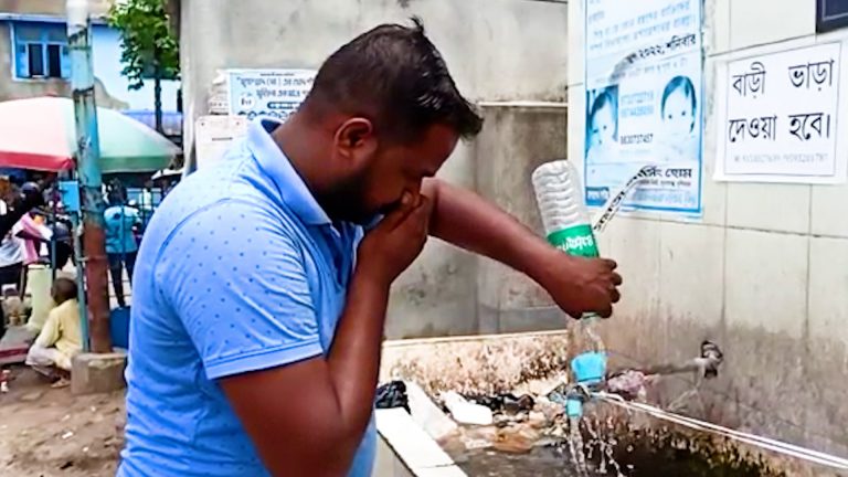 পানীয় জলের পশে রয়েছে নোংরা আবর্জনায় ভরা স্তুপ জল পান করতে গেলেই বেরোচ্ছে দুর্গন্ধ।