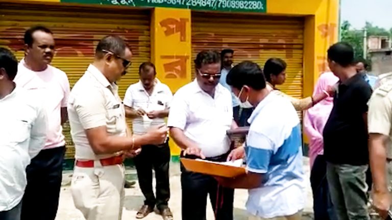 তৃনমুল গ্রাম পঞ্চায়েত প্রধানের ছেলের গোডাউন থেকে ২৪ বস্তা চাল উদ্ধার করল ব্লক প্রশাসন।