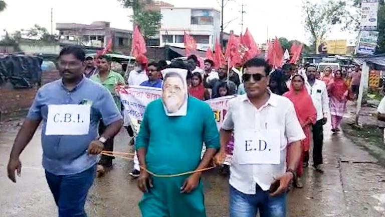 মুখ্যমন্ত্রী গ্রেপ্তারের দাবিতে দুর্নীতির প্রতিবাদে সিপিএমের অভিনব মিছিল