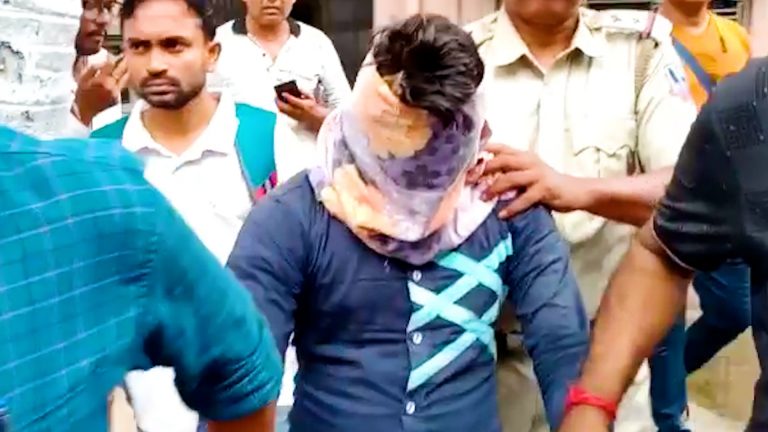 জগদ্দলে খুনের ঘটনায় মূল অভিযুক্ত গণেশ সাউকে তোলা হলো ব্যারাকপুর আদালতে