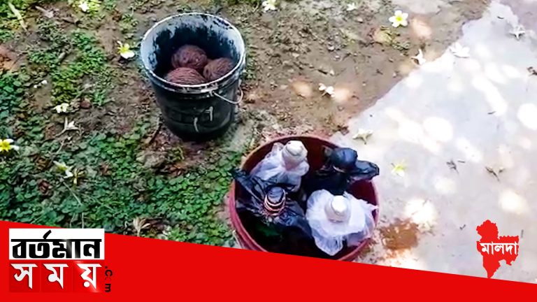 মালদায় মানসিক ভারসাম্যহীন ব্যক্তির বাজেয়াপ্ত বোমা গুলি নিষ্ক্রিয় করল পুলিশ 
