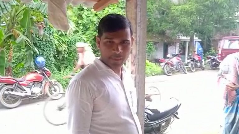 ফাঁকা রাস্তায় মাথায় বন্দুক ঠেকিয়ে লক্ষাধিক টাকা ছিনতাই