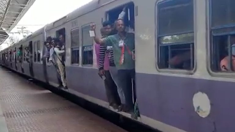 কলকাতায় শহীদ স্মরণ সমাবেশের যোগ দেওয়ার জন্য উলুবেড়িয়া স্টেশন থেকেকয়েক হাজার কর্মী ট্রেনে করে রওনা দিলেন।