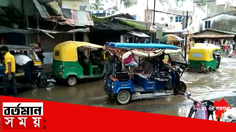 বর্ষায় বেহাল রাস্তা মোটর ভ্যানের চাকা খুলে দুর্ঘটনা