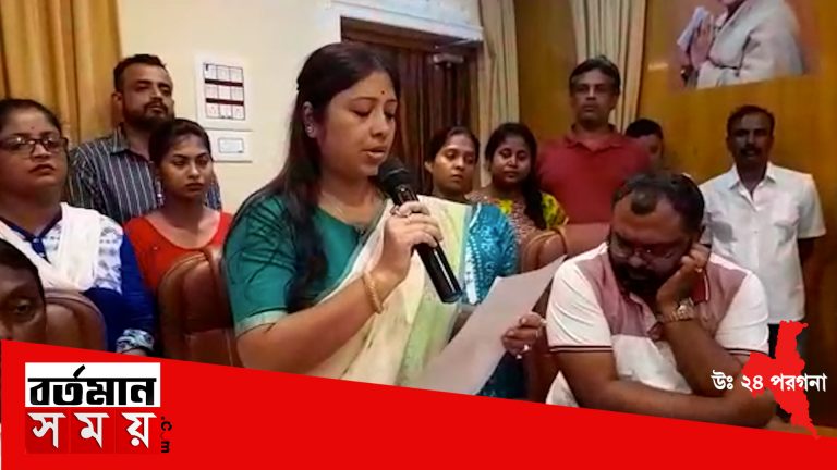 পানিহাটি পৌরসভার জয়ী প্রার্থী মীনাক্ষী দত্তের শপথ গ্রহণ অনুষ্ঠান