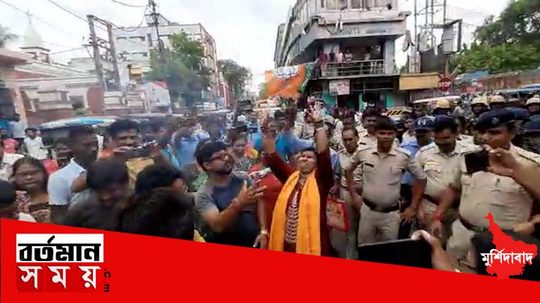 এস এস সি, টেট, কয়লা পাচার, গরু পাচার কেলেঙ্কারি তে যুক্ত সমস্ত তৃণমূল নেতা-মন্ত্রীদের গ্রেপ্তার করে কঠোর শাস্তির দাবিতে বিক্ষোভ শুরু করলো মুর্শিদাবাদ জেলার বিজেপি