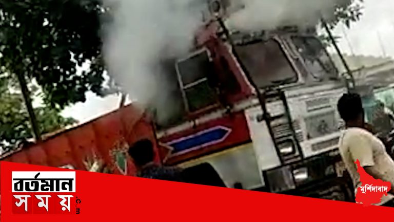 দাঁড়িয়ে থাকা অবস্থায় একটি লরিতে আগুন