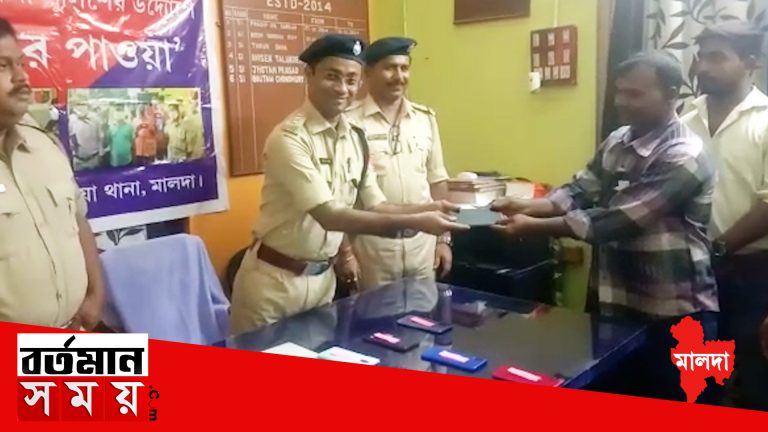 ২৩ টি মোবাইল উদ্ধার করে প্রকৃত মালিকদের কাছে ফিরিয়ে দিল পুলিশ।