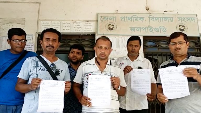 তীব্র গরমে সকালে স্কুল খোলার দাবিতে ডি,পি,এস,সি চেয়ারম্যানকে স্মারকলিপি