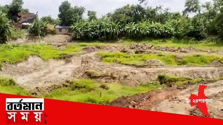 দিনে দুপুরে প্রাথমিক বিদ্যালয় পাচিল ভেঙে পৌরসভার পুকুর থেকে বালি চুরির অভিযোগ ।