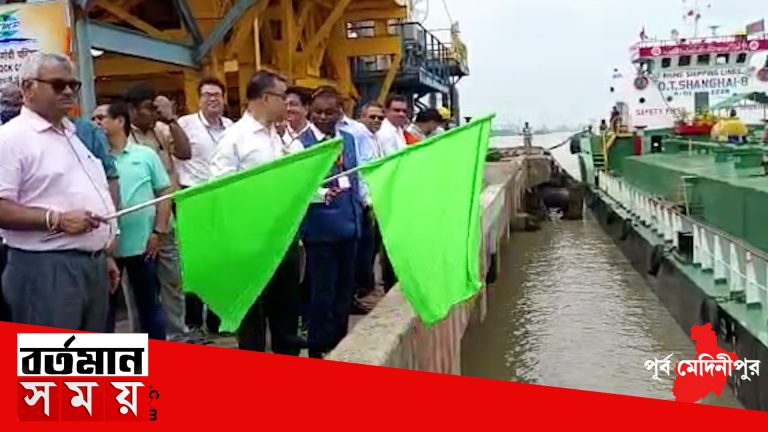 এই প্রথম বার বার্জ এ করে ইন্দো বাংলা প্রটোকল রুট ধরে আইওসিএল এর ন্যাপথা পৌঁছবে বাংলাদেশ