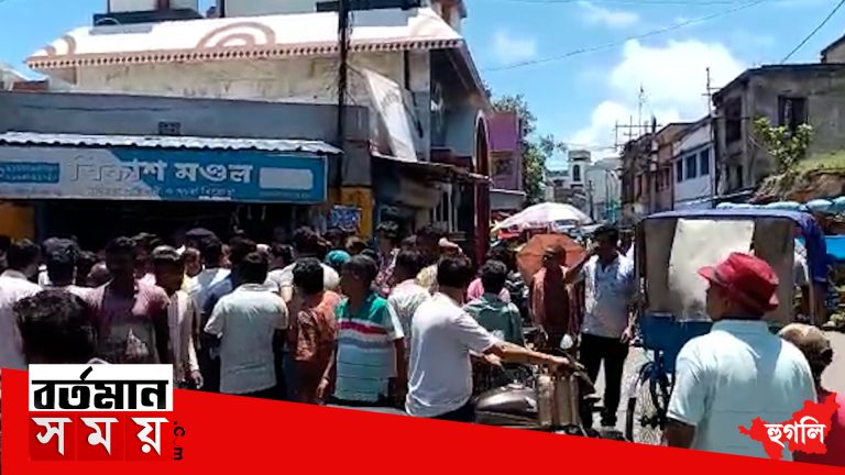জরিমানা করতে গেলে পুর কর্মিদের ঘিরে বিক্ষোভ ব্যবসায়ীদের