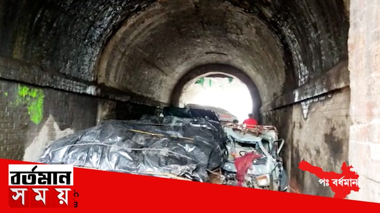 একটি ট্রেলারের সাথে একটি আলমারি ভরতি ছোটো গাড়ির মুখোমুখি সংঘর্ষ