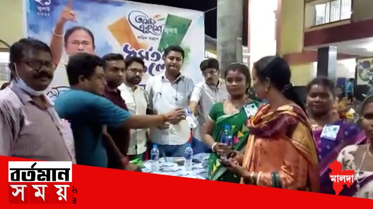 ২১শে জুলাইয়ের সহায়তা কেন্দ্র, মালদা টাউন স্টেশনে