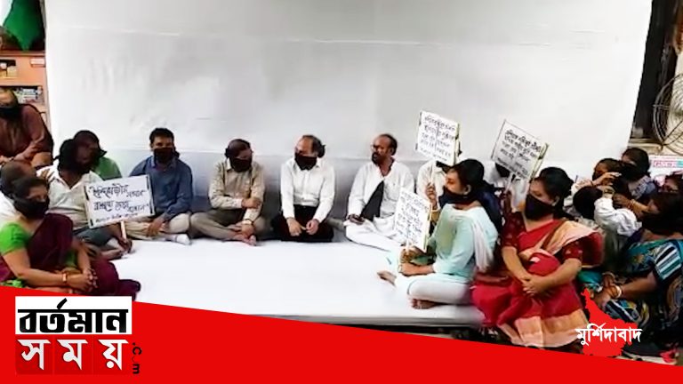 বহরমপুরের সৈদাবাদে ইন্দিরা গান্ধীর মূর্তি ভেঙে দেওয়ার প্রতিবাদে অবস্থান বিক্ষোভ