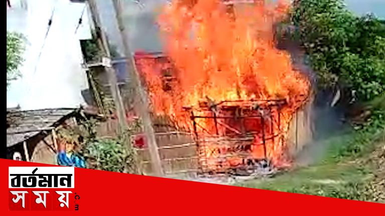 রান্না করার সময় অসাবধানতাবশত হঠাৎই আগুন লেগে গেল এক দরিদ্র পরিবারের ঘরে।