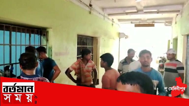 ভিড়কে হাতিয়ার করে চুরি হচ্ছে মোবাইল ফোনসহ নগদ টাকা