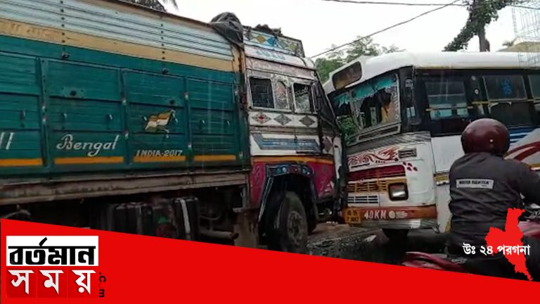 যাত্রীবাহি বাস ও লরির মুখোমুখি সংঘর্ষ জখম চালক সহ ২০.জন