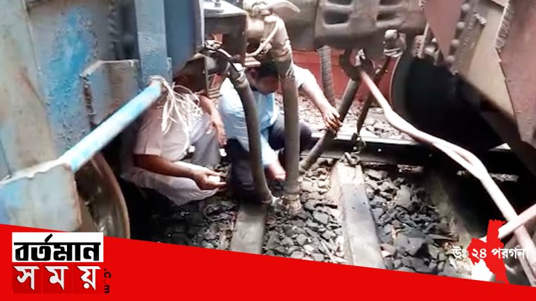 এবার কাঁচরাপাড়া স্টেশনে মাল গাড়ি যাওয়ার সময় হঠাৎই ক্লিপিং খুলে বগি আলাদা হওয়ায় আতঙ্কে স্টেশন যাত্রীরা।