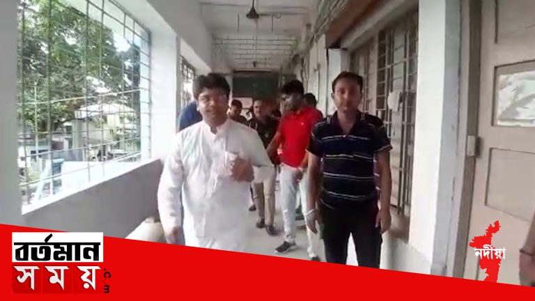 শান্তিপুর হাসপাতালে চিকিৎসকের সাথে সৌজন্য সাক্ষাতে গেলেনশান্তিপুরের তৃণমূল বিধায়ক ব্রজ কিশোর গোস্বামী।