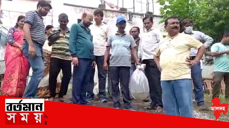 ডেঙ্গু দমনে গাপ্পি মাছ ছাড়ার কর্মসূচি