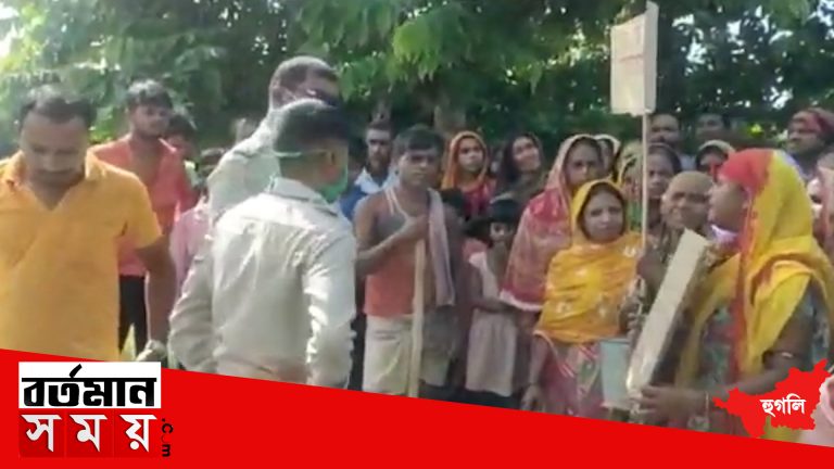 পানীয় জলের দাবীতে রাস্তা অবরোধ করে বিক্ষোভে দেখালো গ্রামবাসীরা