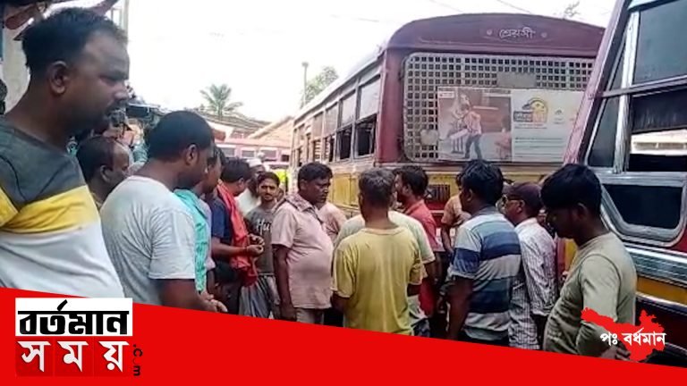 টোটোর দৌরাতে মিনিবাস বন্ধ রেখে প্রতিবাদ মিনিবাস কর্মচারীদের।
