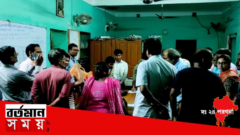 স্কুলের ইংরেজি শিক্ষককে বেধড়ক মারধর করলো একাদশ শ্রেণীর ছাত্র