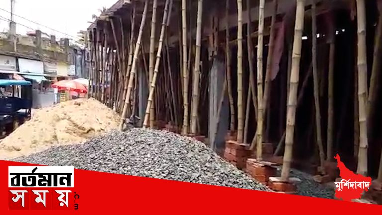 বহরমপুর পুরসভার ১৪ নম্বর ওয়ার্ডের মোল্লাগেড়ের ধারে ৩৭ জন ব্যবসায়ীর নতুন দোকান ঘর নির্মাণ নিয়ে শুরু হল আইনি জটিলতা।