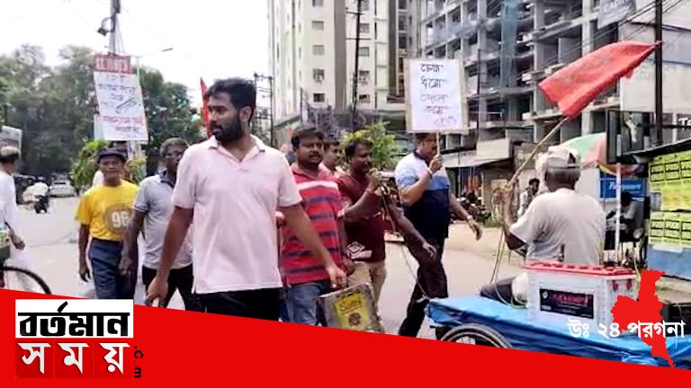 মধ্যমগ্রামের রাস্তায় ঢ্যাঁড়া পিটিয়ে CPI(M)এর প্রচার।