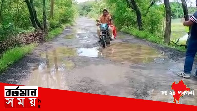 বেহাল রাস্তা সমস্যায় স্থানীয় মানুষজন থেকে পর্যটকরা।