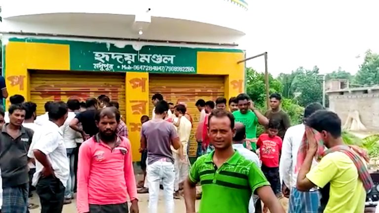 ‘স্পেশাল জি আর ‘ এর চাল নিজের ছেলের গোডাউনে লুকিয়ে রাখার অভিযোগ উঠল তৃনমুল পঞ্চায়েত প্রধানের বিরুদ্ধে।