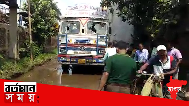 ভাঙাচোরা রাস্তার খেশারতে প্রাণ গেলো স্কুল ফেরৎ নাবালিকা ছাত্রীর।