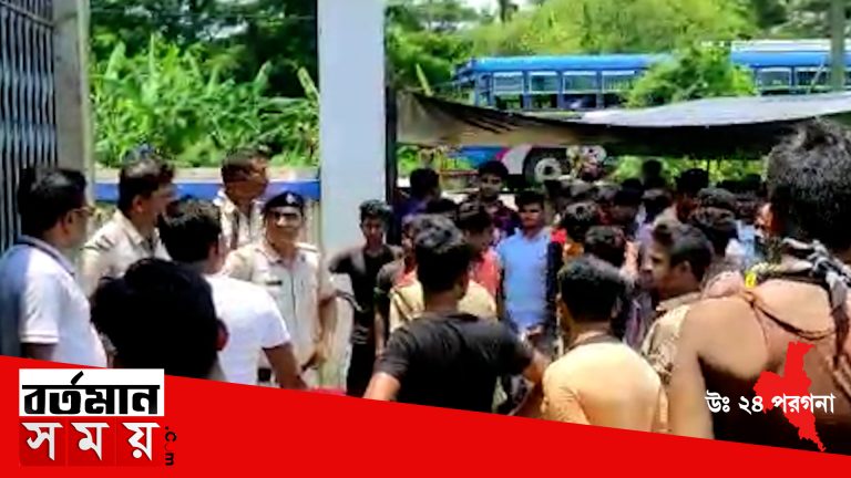 ছাত্রকে বেধড়ক মারধোর প্রতিবাদে স্কুল ঘেরাও গ্রামবাসীদের প্রকাশ্যে ক্ষমা চাইলেন শিক্ষক। এরই জেরে চাঞ্চল্য ছড়ালো ডায়মন্ড হারবারের মোহনপুর হাইস্কুলে।