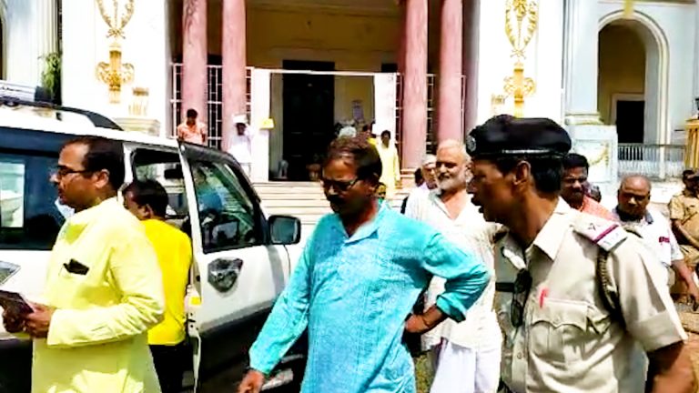 বিধায়ক উন্নয়ন তহবিল বিষয়ক স্ট্যান্ডিং কমিটির সদস্যরা পরিদর্শন করলেন মহিষাদল রাজবাড়ী