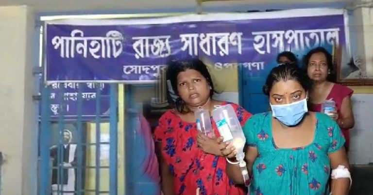 হাসপাতালের জেনারেল ওয়ার্ডে কোভিড রোগী,আতঙ্কে মাঝরাতে সেলাইনের বোতল হাতে বেরিয়ে পড়লেন রোগীরা।