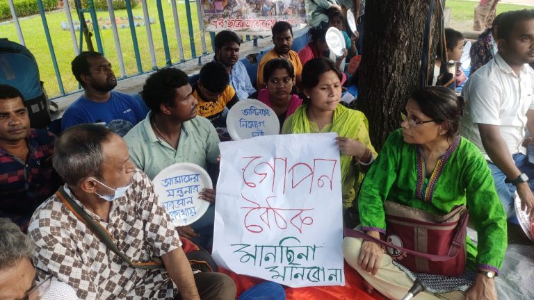 “গোপন বৈঠক মানছি না,মানব না” ,গান্ধী মূর্তির পাদদেশে অবস্থান বিক্ষোভ যুব ছাত্র অধিকার মঞ্চ।