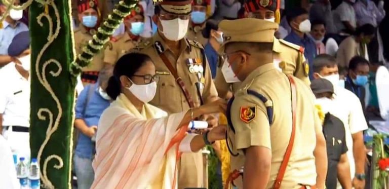 স্বাধীনতা দিবসের দিন কর্মদক্ষতার জন্য ১২ জন পুলিশ আধিকারিকদের পুরস্কার প্রদানের সিদ্ধান্ত রাজ্য সরকারের। 