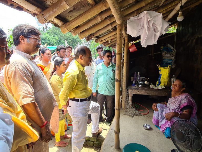 হরিদাসমাটিতে ঘটে যাওয়া হত্যাকাণ্ডের পরিবারের সঙ্গে দেখা করতে গেলেন অধীর রঞ্জন চৌধুরী।